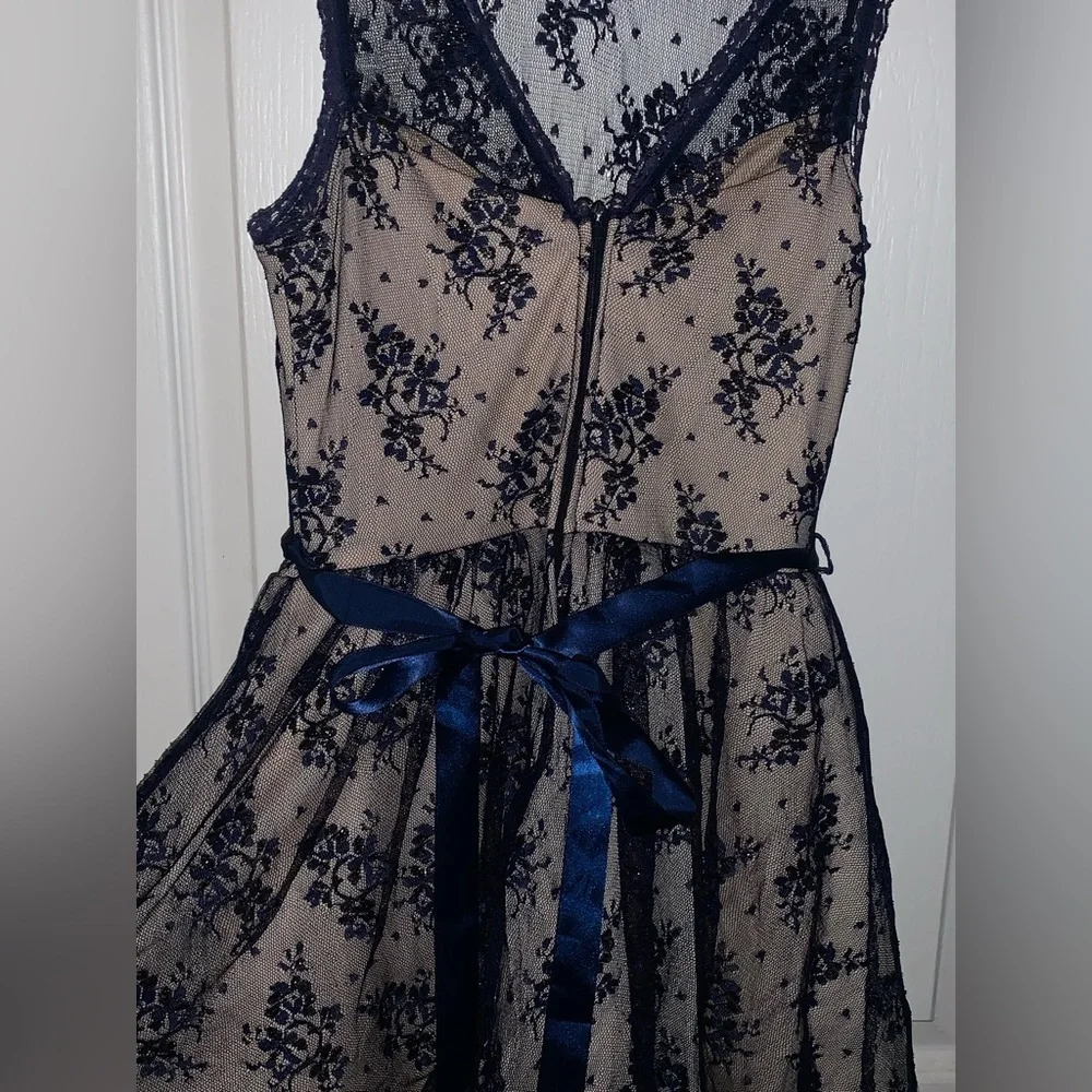 Windsor Navy and Nude Lace Dress - Size 7/8 - Picture 5 of 7
